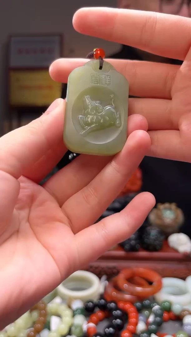 颈饰未镶嵌和田玉吊坠