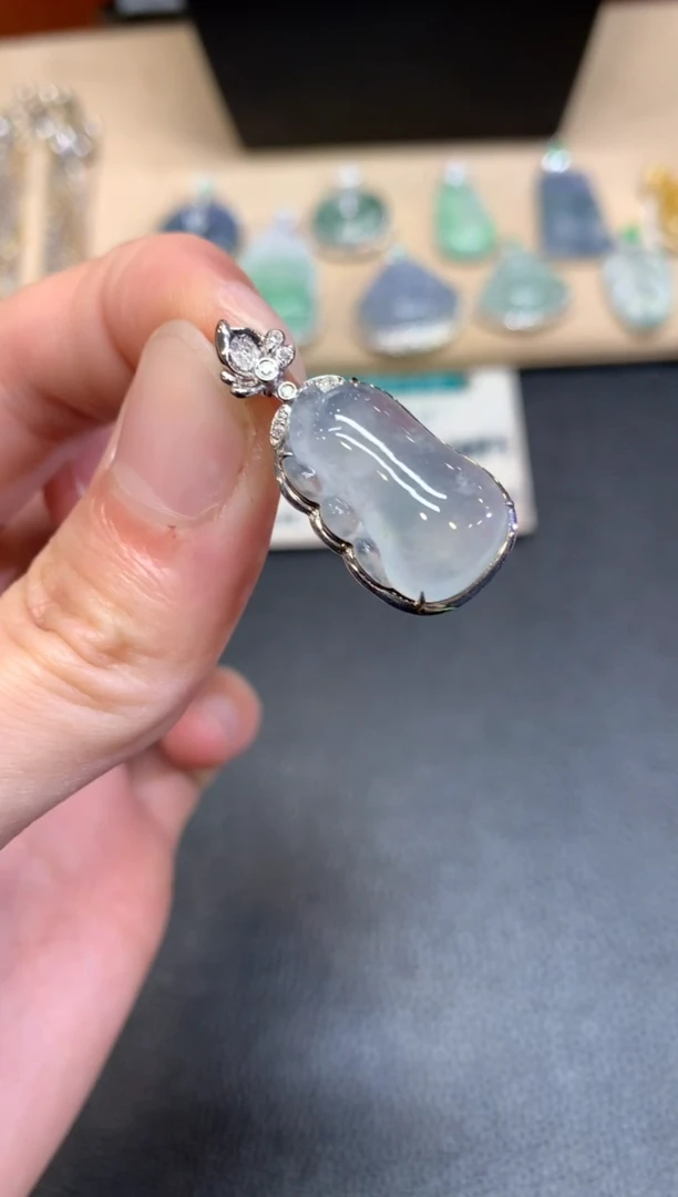 【闪购商品】翡翠颈饰18K金镶嵌福瓜【无服务费】