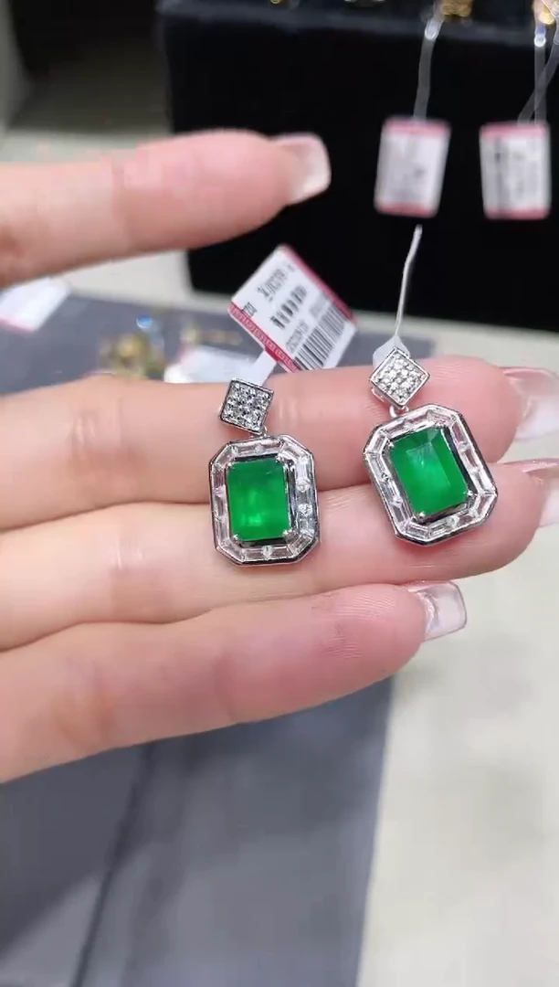 18K金镶嵌天然祖母绿吊坠 多样性发其一