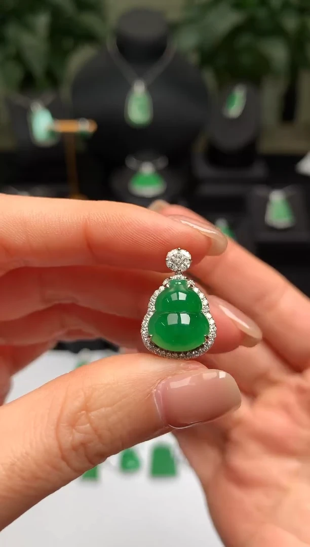 颈饰18K金镶嵌翡翠葫芦