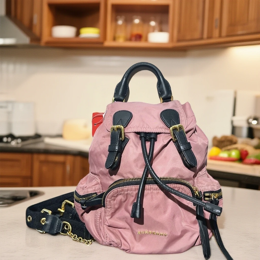 95新 BURBERRY/博柏利 粉色双肩包 1749 8645