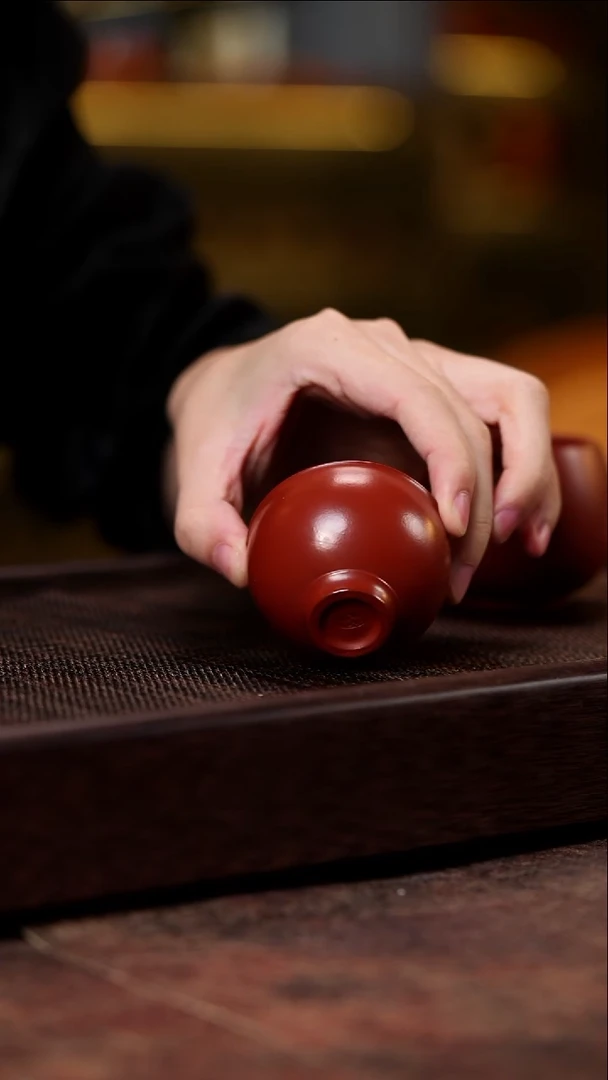 宜兴紫砂朱泥鸡心杯