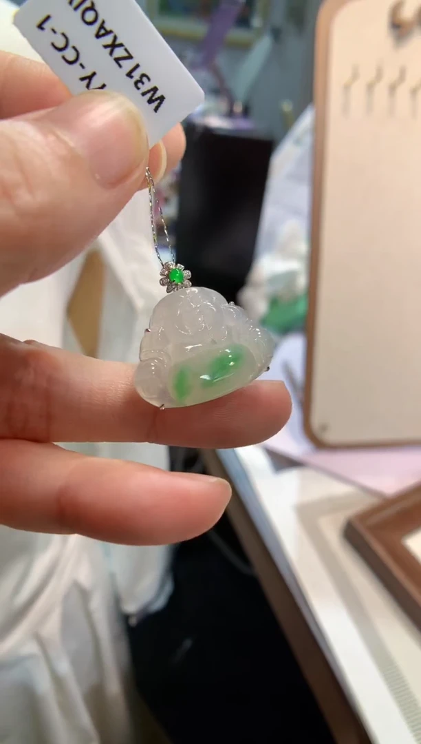 颈饰18K金镶嵌翡翠佛公