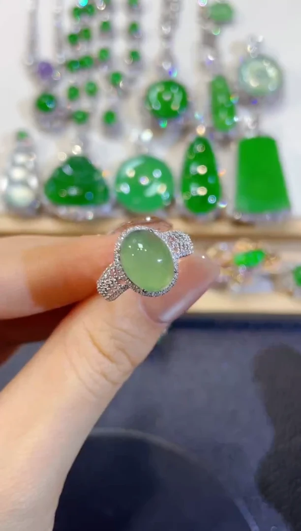 颈饰18K金镶嵌翡翠团购4