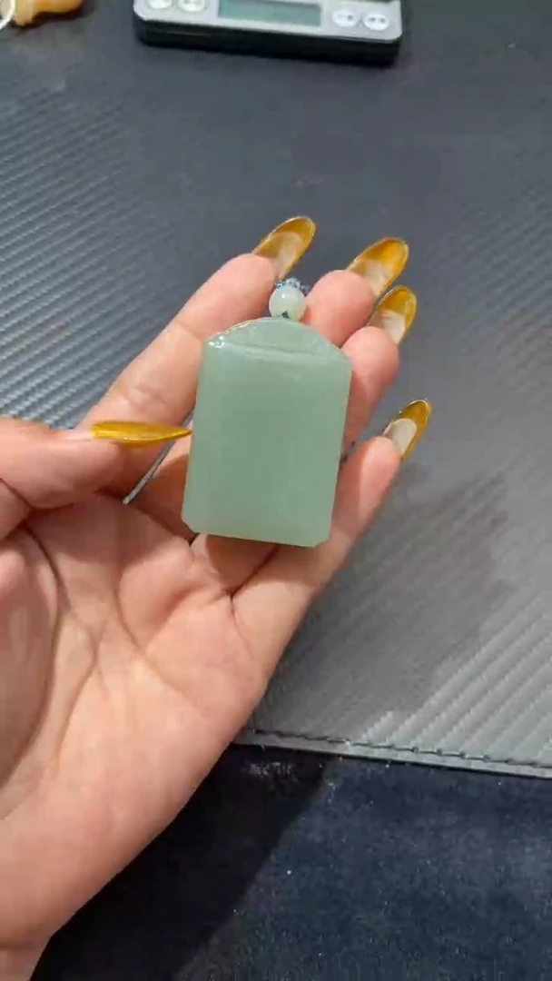 颈饰未镶嵌和田玉（青白玉）且末近矿无事牌微色差