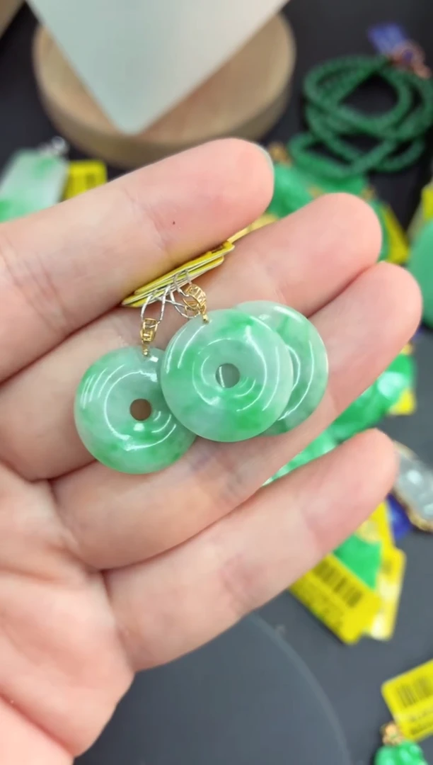 吊坠(不含链)18K金镶嵌翡翠多样性发货其中一件