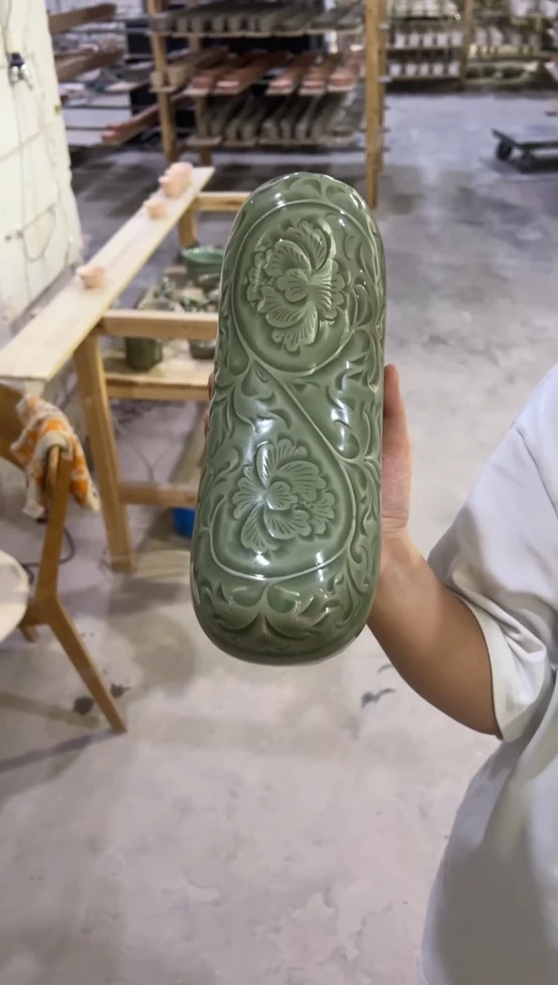 耀州窑青瓷牡丹枕头