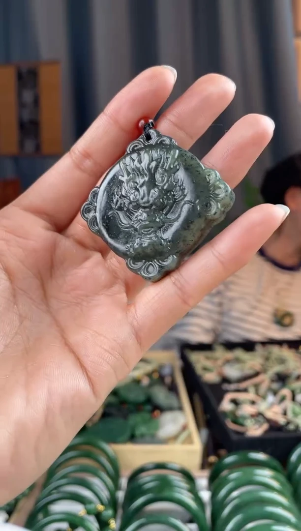 颈饰未镶嵌和田玉拍一发一，拍一发一