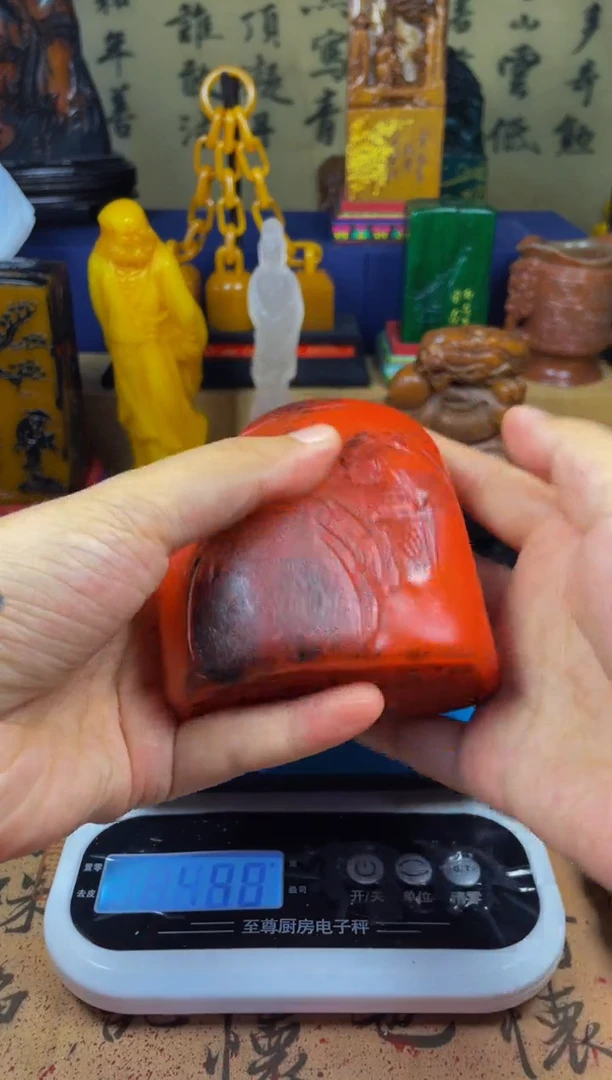 寿山石印石红田胭脂红 石皮薄意雕随形章