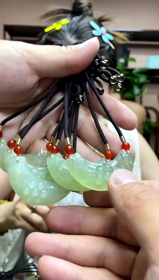 岫玉未镶嵌吊坠多样性发货发其中之一