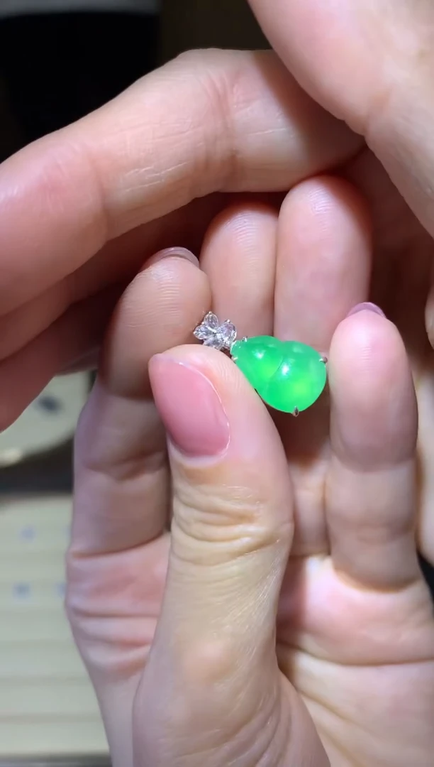 颈饰18K金镶嵌翡翠|不退不换