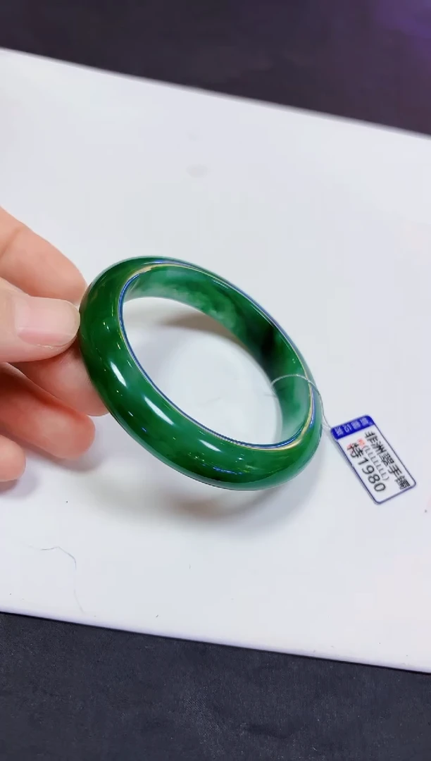 颈饰未镶嵌石英质玉手镯56.6