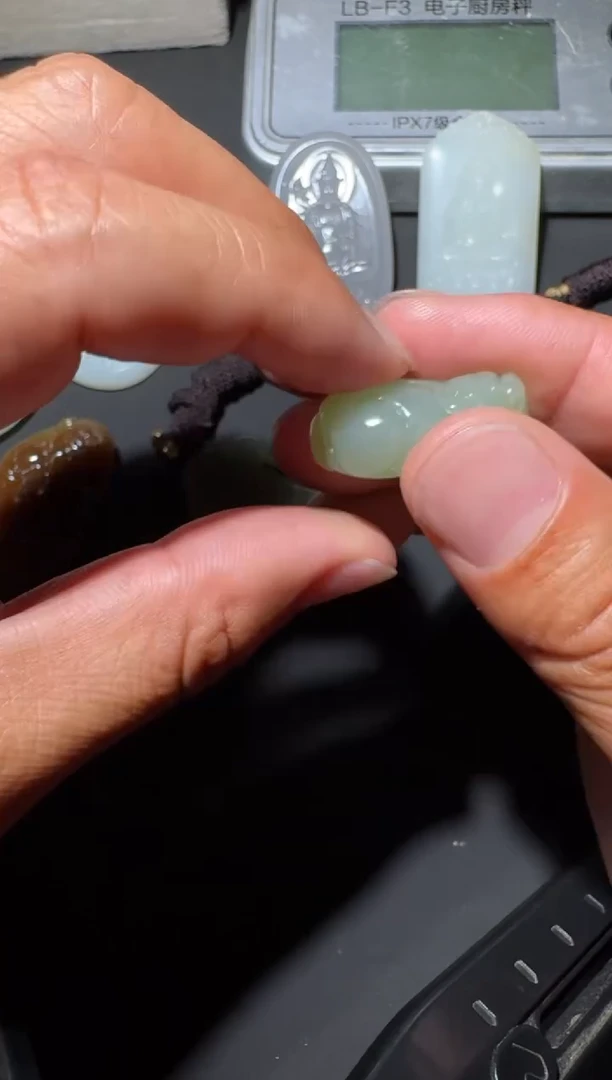 未镶嵌和田玉（糖玉）挂件和田玉