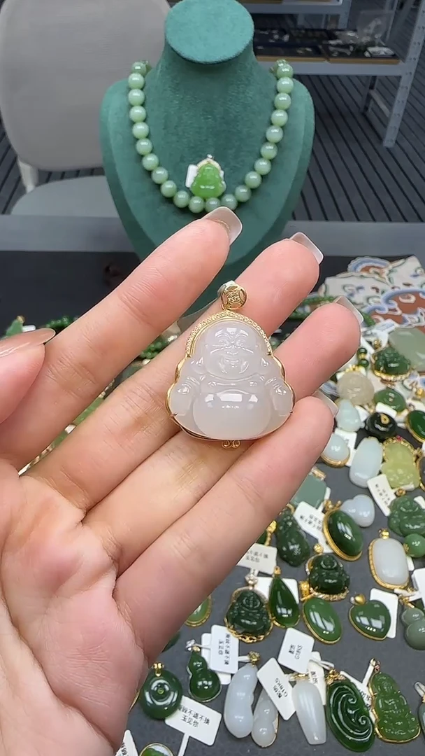 18K金镶嵌和田玉挂件1