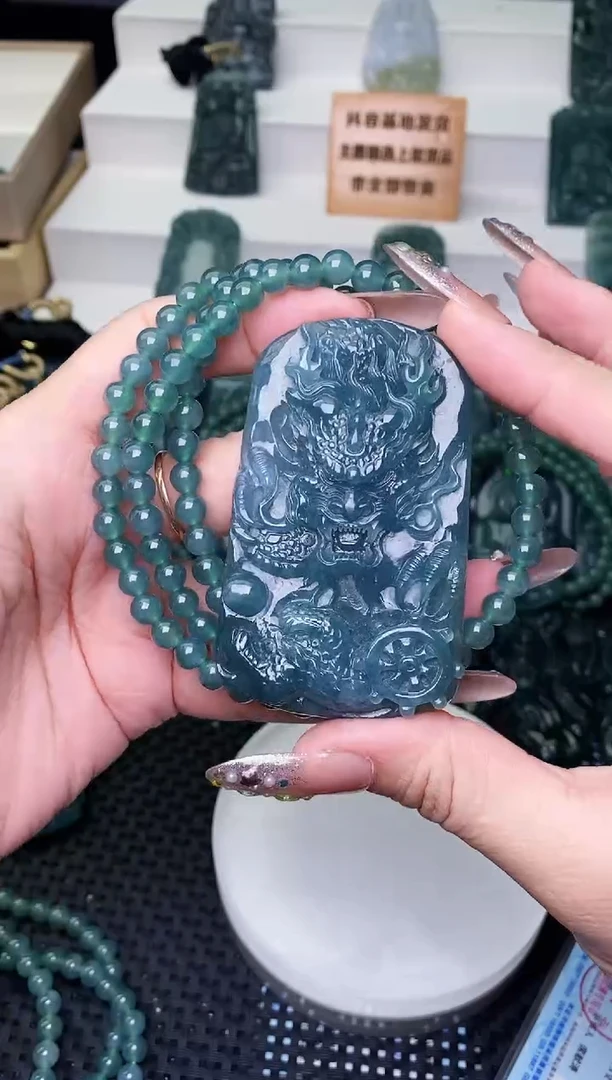 颈饰未镶嵌翡翠