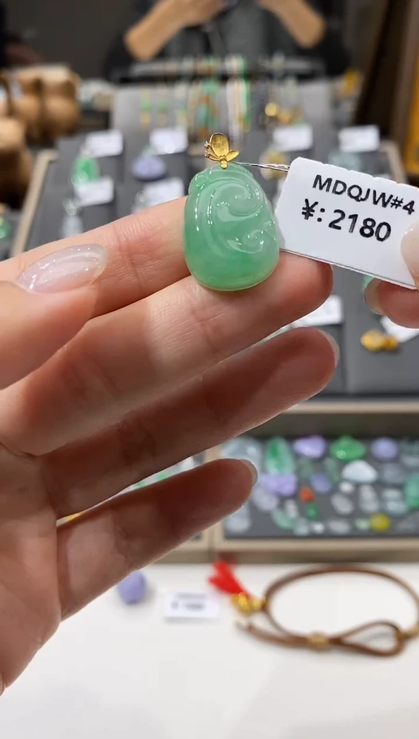 颈饰18K金镶嵌翡翠如意