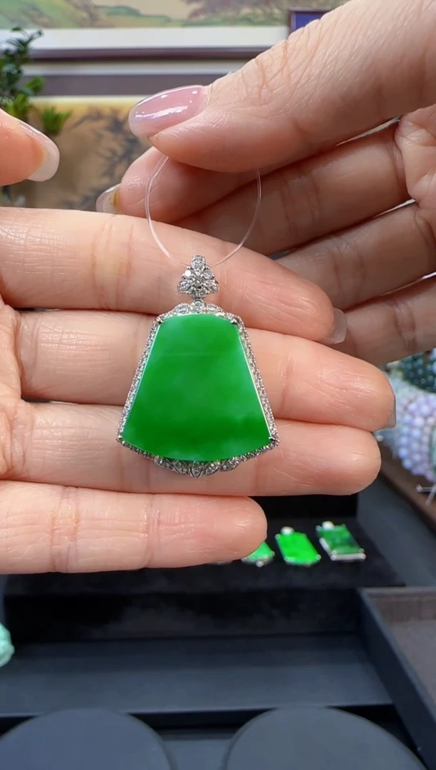 颈饰18K金镶嵌翡翠无事牌