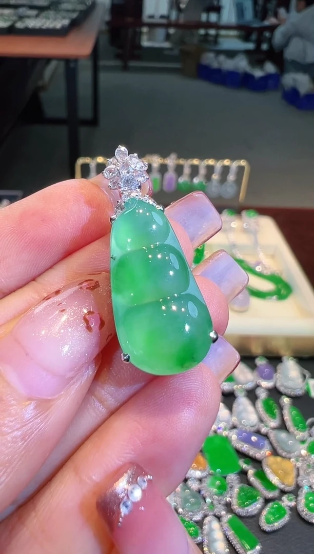 【闪购商品】翡翠吊坠(不含链)18K金镶嵌翡翠