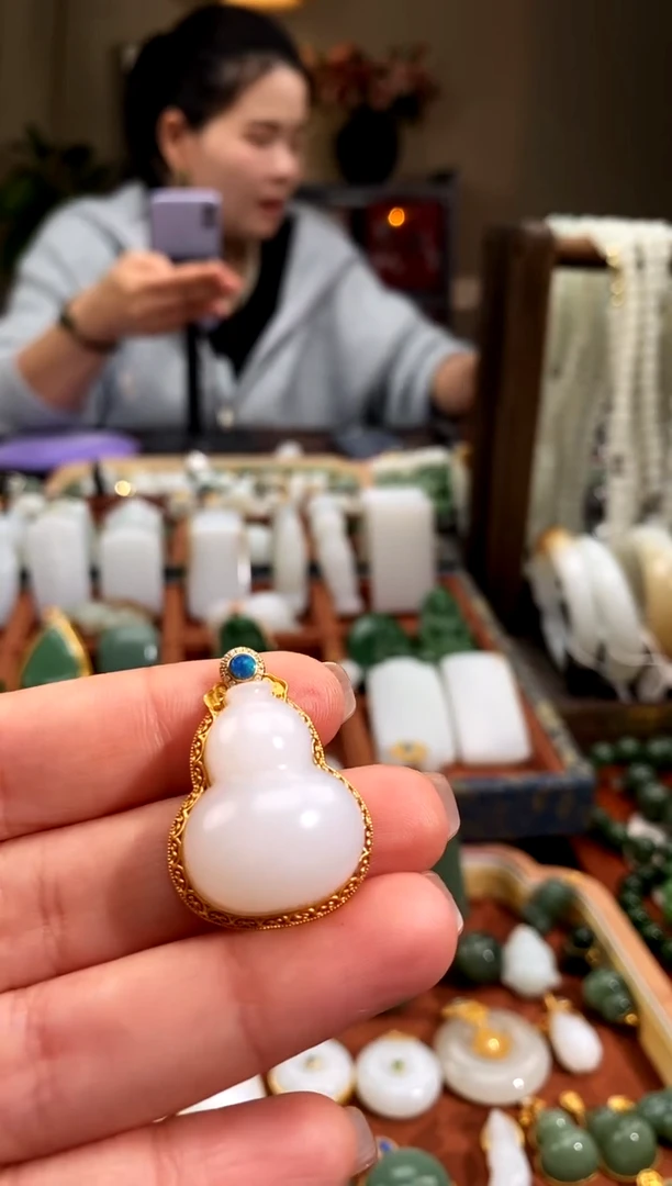 吊坠(赠链)18K金镶嵌和田玉.