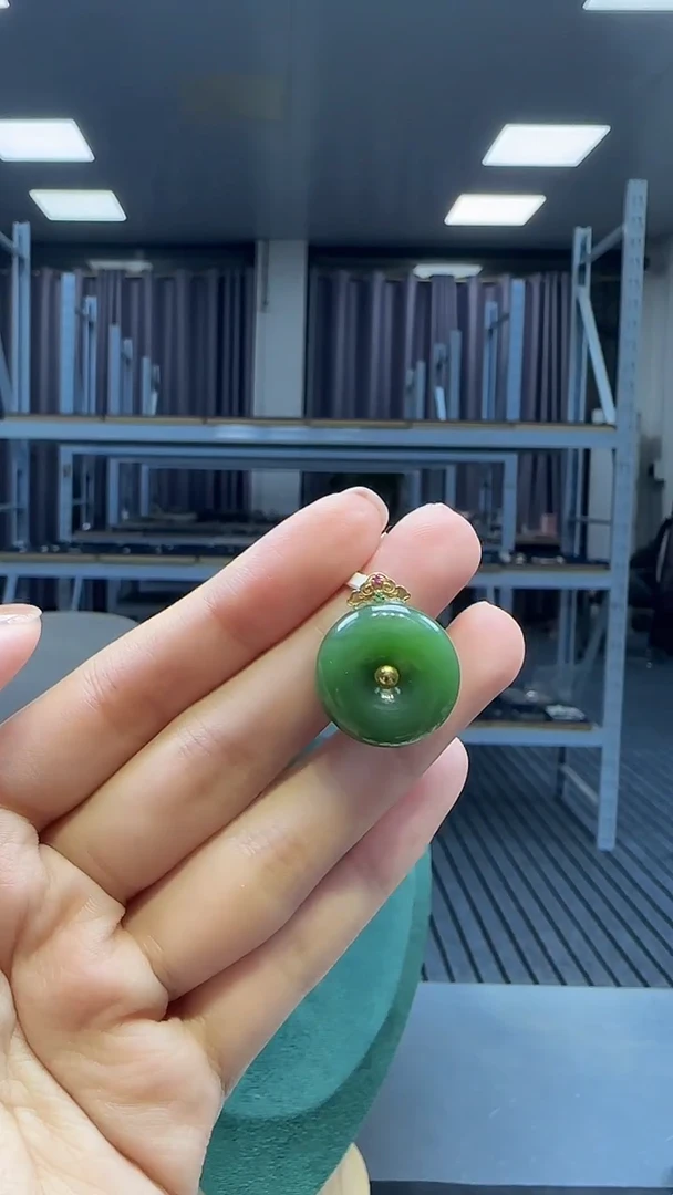 18K金镶嵌和田玉挂件1