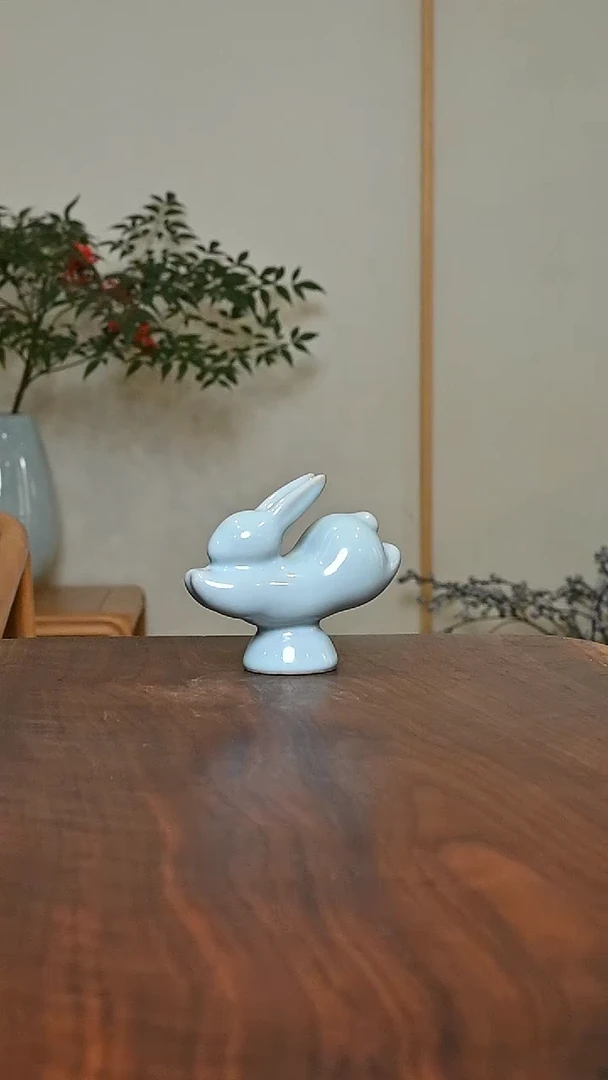 兔 天青 微瑕 无款