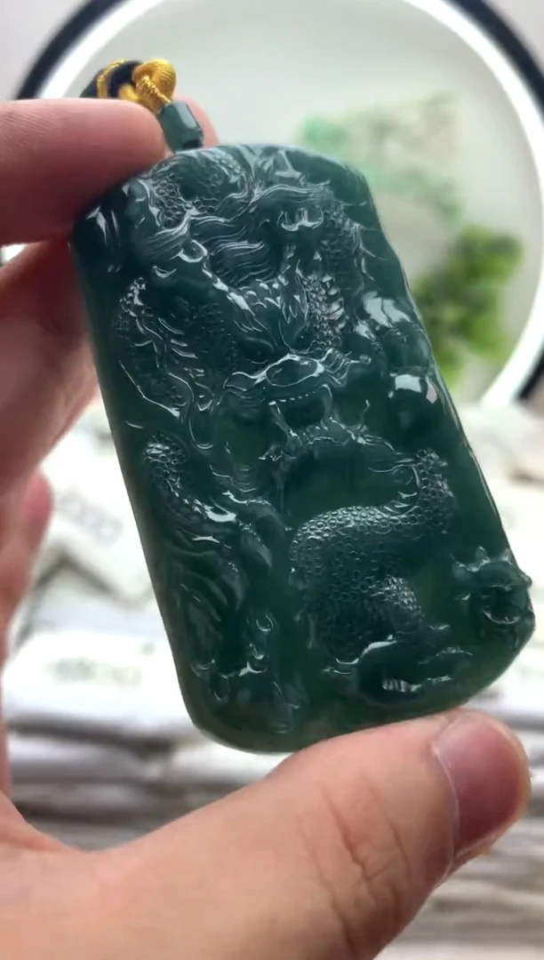 颈饰未镶嵌翡翠龙牌
