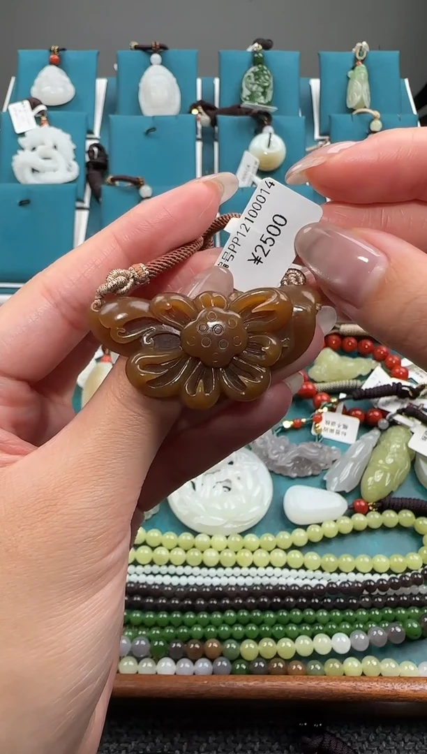 颈饰未镶嵌和田玉吊坠 PP