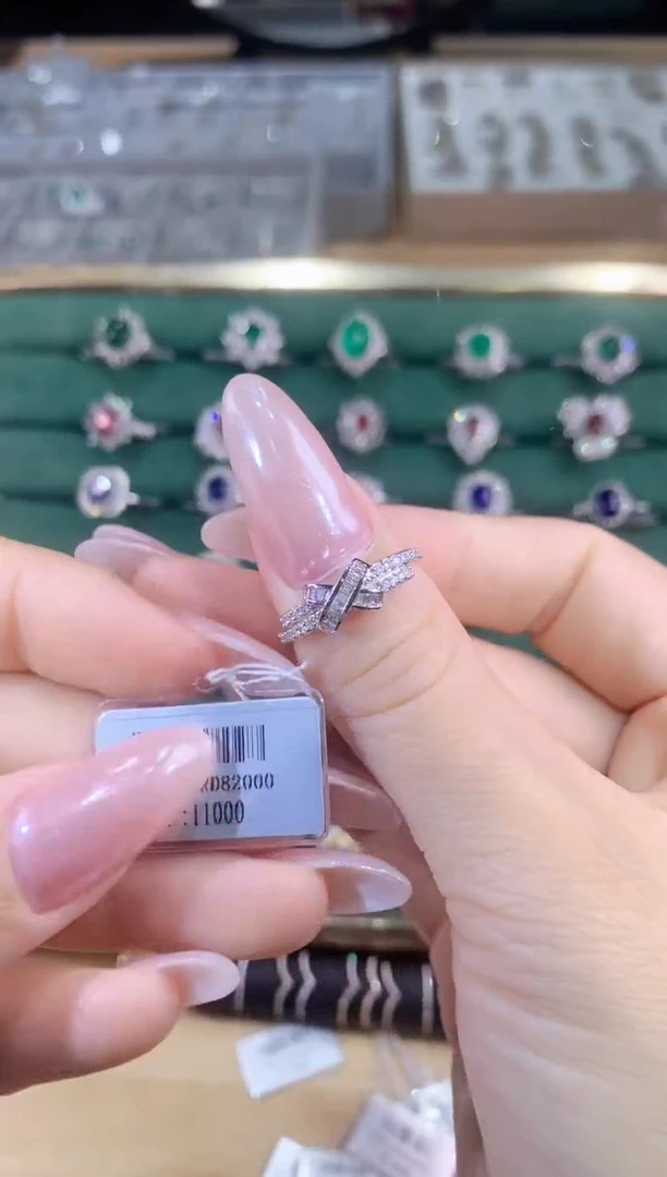 18K金镶嵌戒指钻石戒指