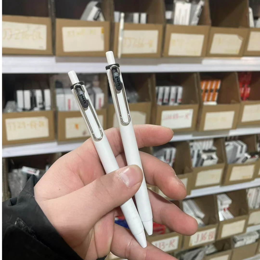 黑色小浓芯中性笔两支