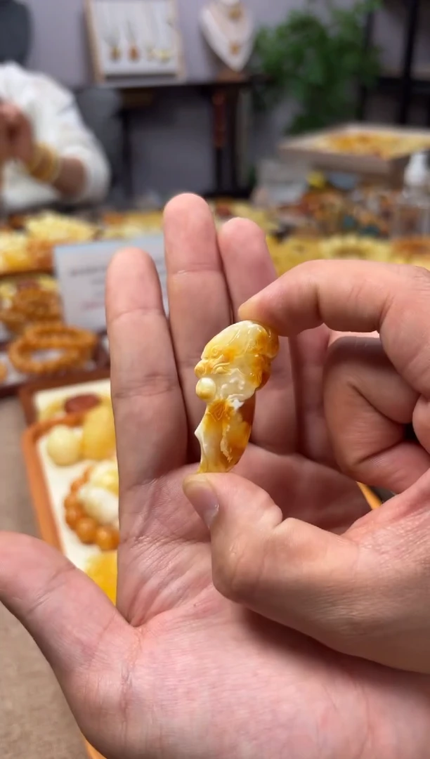 【闪购商品】蜜蜡裸石未镶嵌雕刻