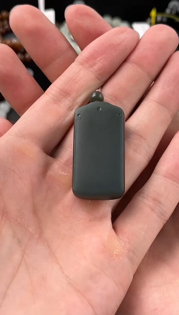 和田玉未镶嵌颈饰和田黑青无事牌微色差（过灯）