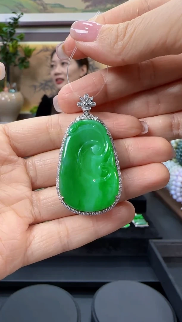 颈饰18K金镶嵌翡翠如意