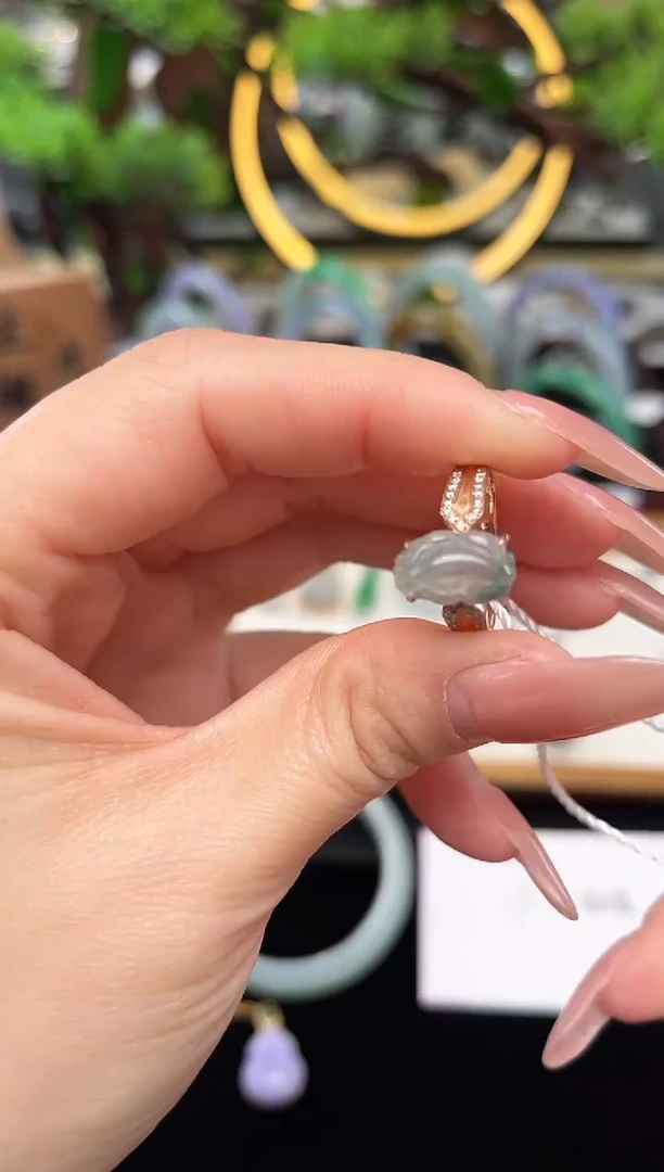 18K金镶嵌戒指翡翠戒指