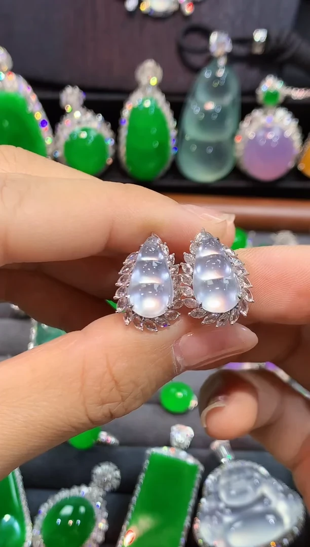 18K金镶嵌翡翠耳饰耳包