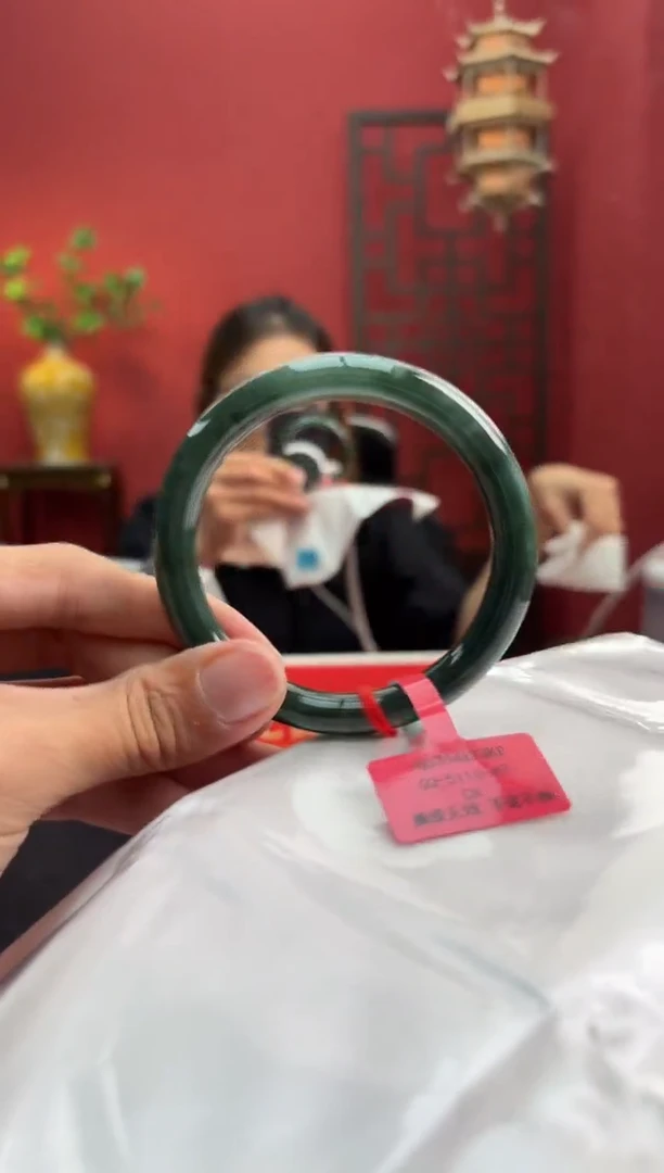 未镶嵌手镯翡翠T****娜翡翠手镯