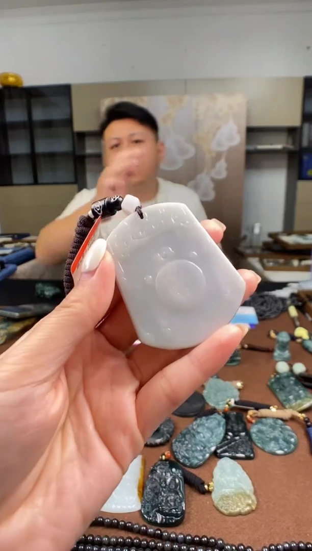 颈饰未镶嵌翡翠 多样性发其一