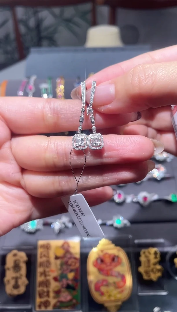 【闪购商品】钻石耳饰18K金镶嵌钻石耳饰