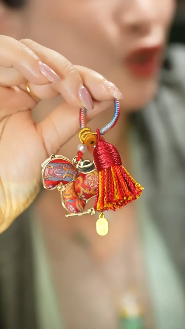 颈饰合金南红玛瑙小马挂件