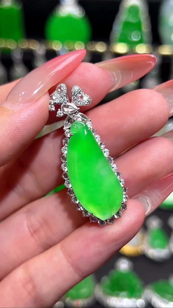 颈饰18K金镶嵌翡翠吊坠