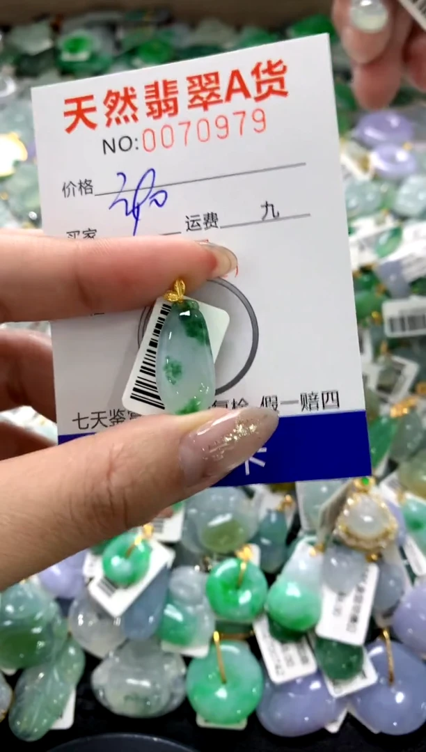颈饰18K金镶嵌翡翠1111111111111111