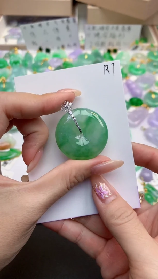 颈饰18K金镶嵌翡翠111111111