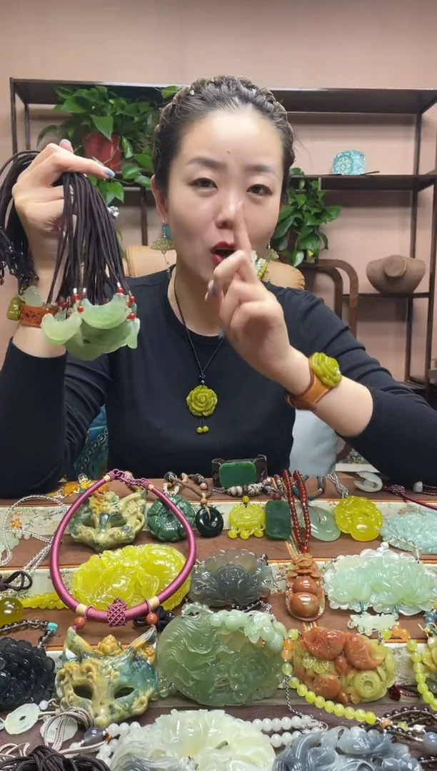 未镶嵌岫玉颈饰多样性发货发其中之一