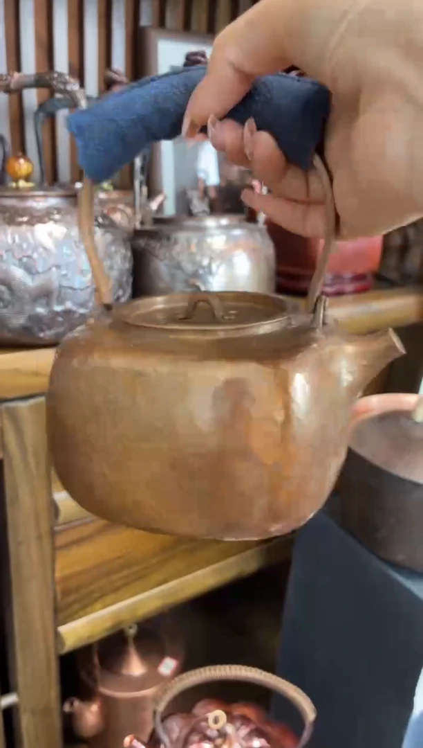 志包浆色提梁四方紫铜壶