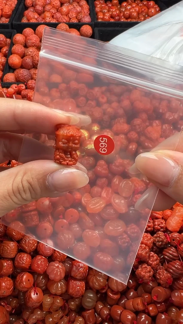 南红玛瑙未镶嵌颈饰1