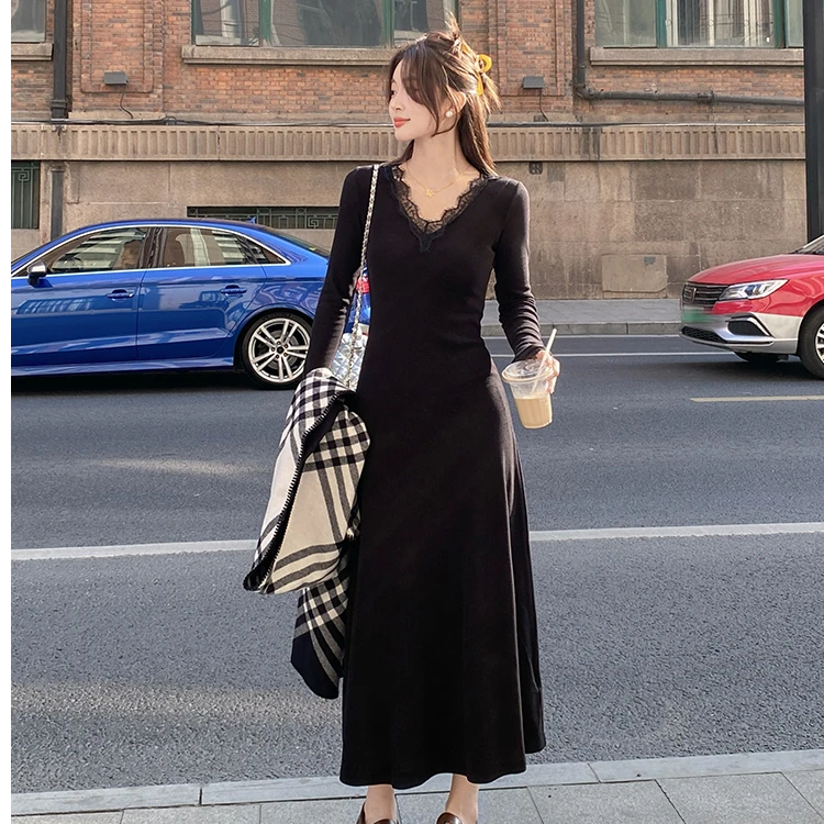 黑色蕾丝V领连衣裙女装2025早春季新款内搭气质打底修身显瘦长裙