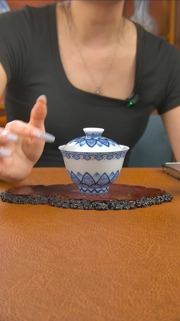 景德镇手工青花并蒂莲盖碗