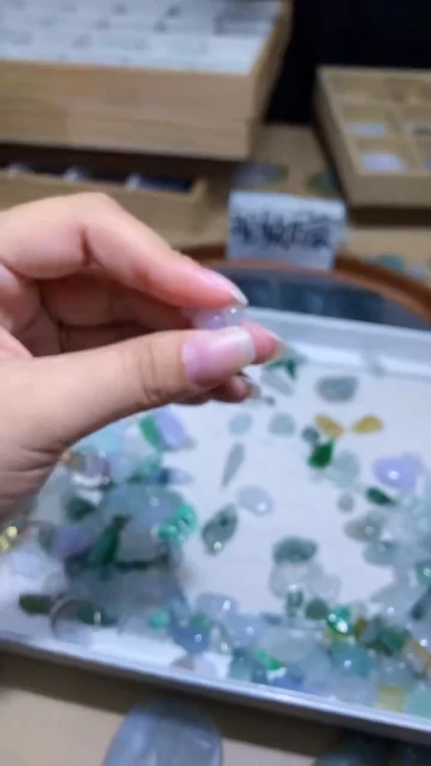 颈饰未镶嵌翡翠挂件