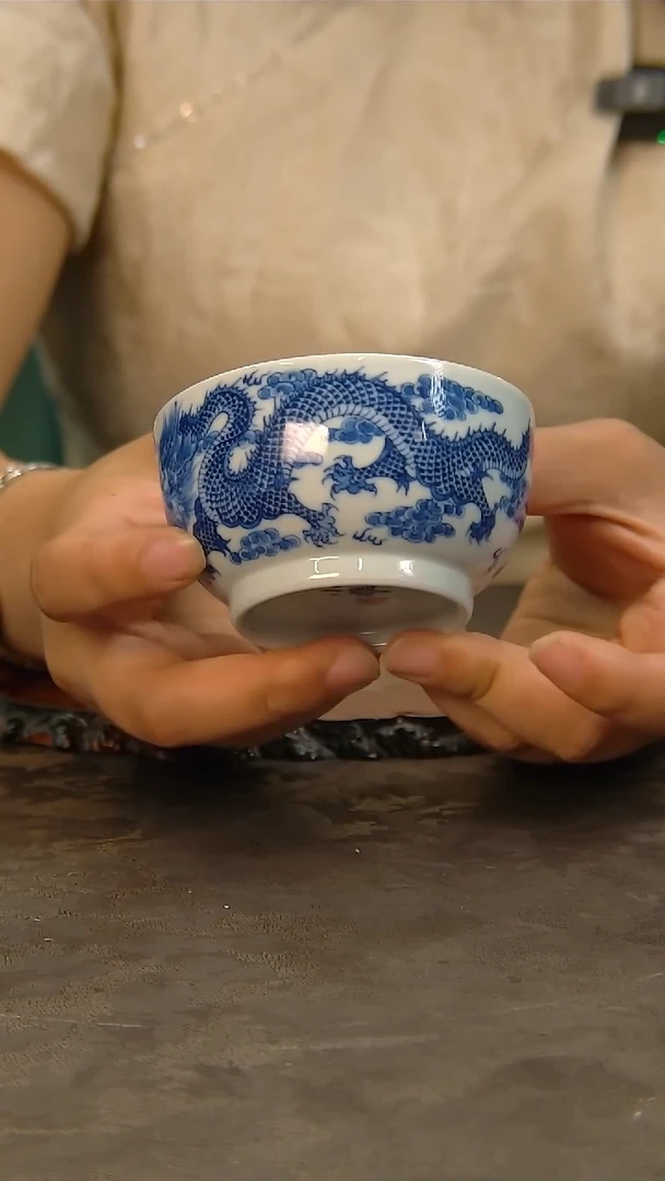 青花手绘龙纹主人杯