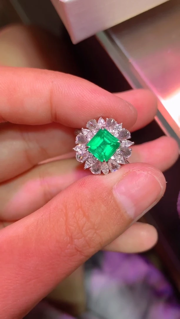 18K金镶嵌戒指祖母绿1.3ct