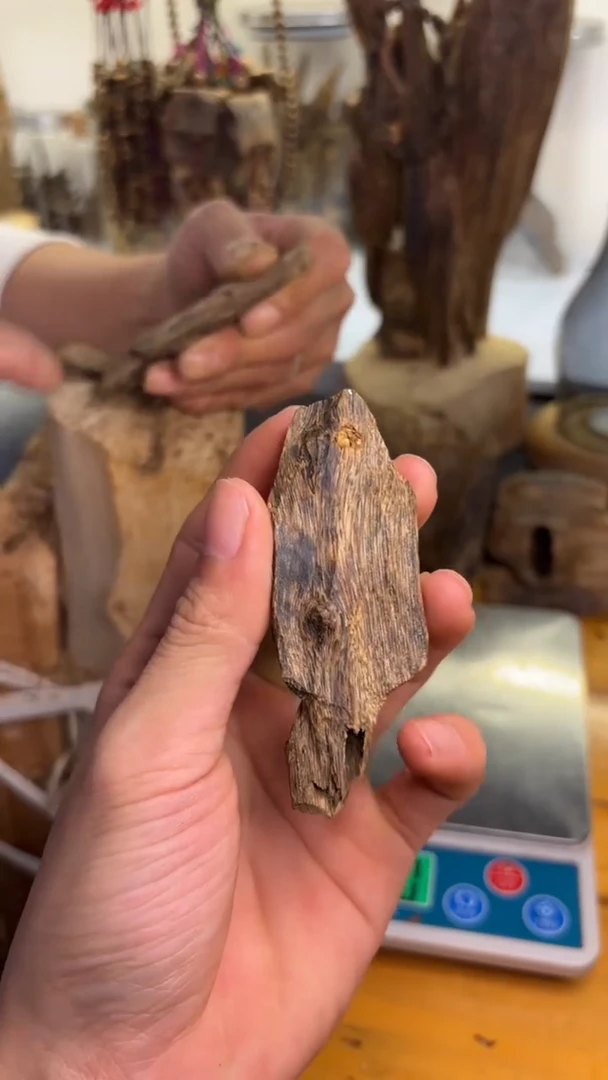 沉香沉香碎屑蓝宝石品种7.6克